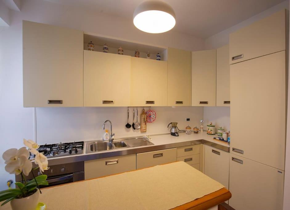 Dimora Al Colosseo, 2 Bedrooms Рим Екстериор снимка