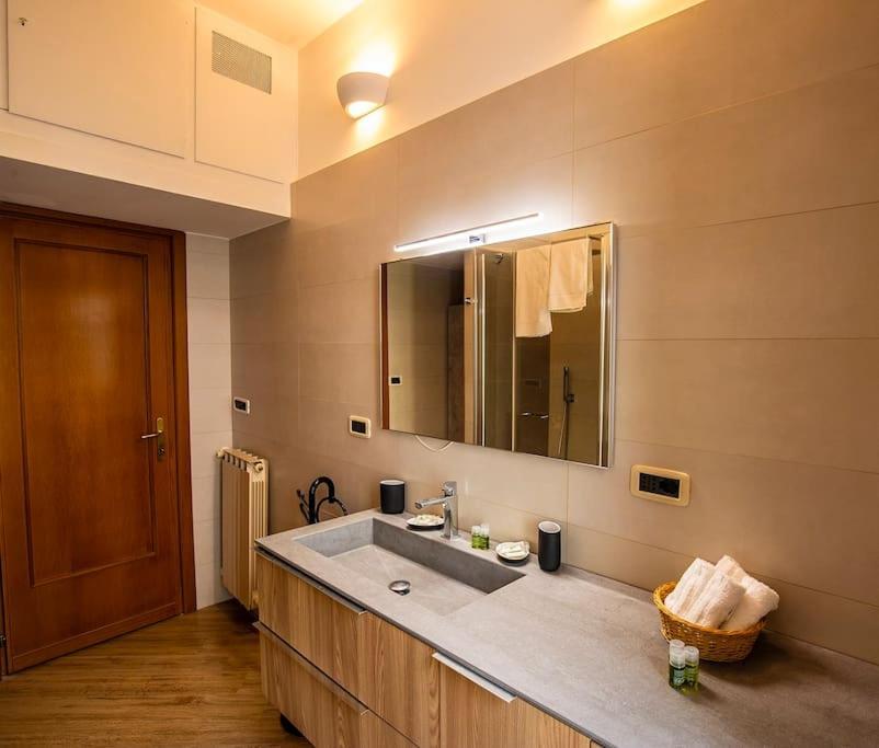 Dimora Al Colosseo, 2 Bedrooms Рим Екстериор снимка